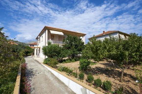 Apartments and rooms with parking space Trogir - 13102